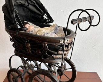 アンティークのベビードール用籐製ベビーカー。ヴィンテージ修復