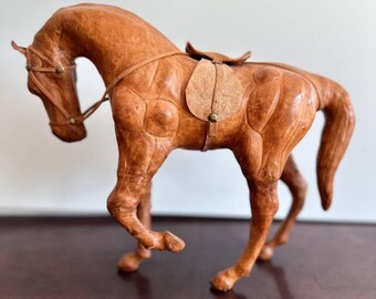 Figura de caballo de cuero vintage: escultura ecuestre francesa de mediados de siglo, decoración con animales