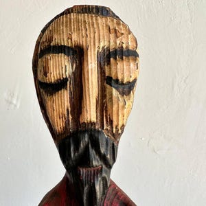 Estatua de monje de madera tallada a mano: arte popular religioso francés antiguo