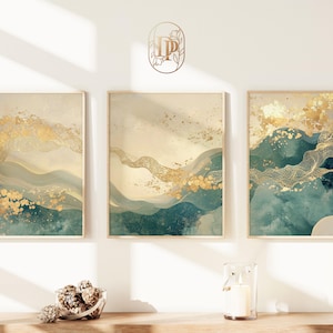 Op de afbeelding: Drie abstracte landschapschilderijen in goud- en groentinten. De schilderijen tonen een vloeiende, organische vormgeving met gouden accenten op een groen-beige achtergrond.