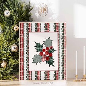 Puede incluir: Una impresión artística navideña enmarcada con un diseño de acebo. La impresión presenta bayas rojas y hojas de cuadros verdes, sobre un fondo blanco. El marco tiene un borde a cuadros rojo y verde. Decorado con una corona navideña y velas.