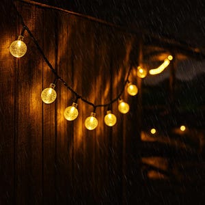 Guirlande lumineuse solaire pour jardin : boules lumineuses LED étanches pour terrasse
