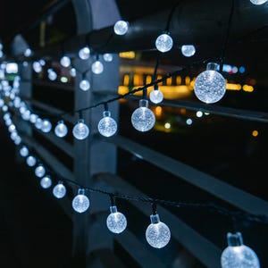 Guirlande lumineuse solaire pour jardin : éclairage extérieur étanche blanc à 100 LED
