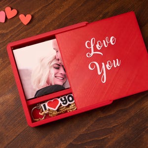Scatola Regalo Romantica Personalizzata con Foto Stampate su Carta Fine Art – Idea Unica per Anniversari e Occasioni Speciali