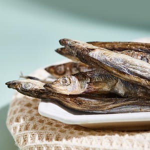 Fish Chips: Single-Ingredient, Dehydrated 100% Capelin Fish Dog and Cat Pet Treats [40g about 15pcs]