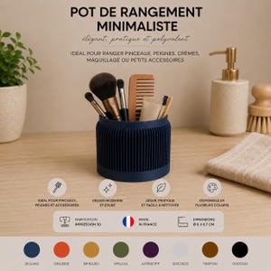 Peut inclure: Un pot de rangement minimaliste bleu marine, de 8 cm de diamètre et 6,7 cm de haut, avec des détails côtelés verticaux. Il contient des pinceaux de maquillage, un peigne et d'autres accessoires. Fabriqué en France.