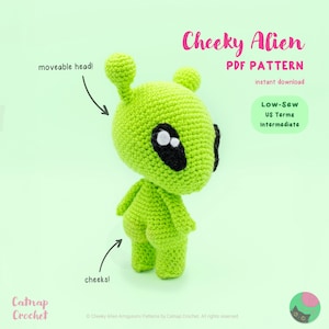 Op de afbeelding: Een groene gehaakte alien met grote zwarte en witte ogen, een beweegbare kop en het woord "Cheeky Alien" in roze. De tekst "PDF Pattern" en "instant download" zijn ook zichtbaar. De alien heeft een schattige, afgeronde vorm.