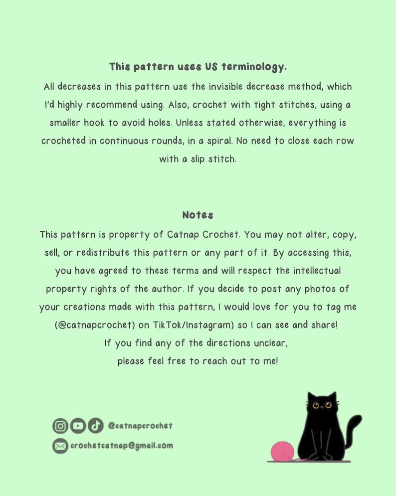 Pode incluir: Um gr&aacute;fico verde claro com texto sobre um padr&atilde;o de croch&ecirc; usando a terminologia dos EUA, incluindo notas sobre t&eacute;cnicas e direitos autorais. Uma silhueta de gato preto est&aacute; ao lado de uma bola de fio rosa.