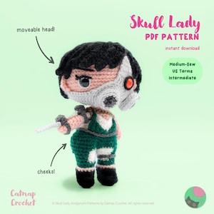 Può includere: Bambola amigurumi Skull Lady all'uncinetto con testa mobile, che indossa un completo verde e una maschera. La bambola ha i capelli neri e una maschera bianca e grigia. Il testo "Skull Lady PDF Pattern" è visibile.