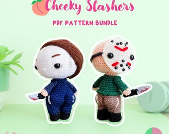 Puede incluir: Dos figuras amigurumi de ganchillo de personajes de películas de terror, una con una máscara blanca y la otra con una cara blanca y pelo castaño. Ambas figuras sostienen un pequeño cuchillo. El texto "Cheeky Slashers PDF Pattern Bundle" está en la parte superior.