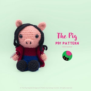 Könnte beinhalten: Gehäkeltes Amigurumi-Spielzeugschwein, das eine rote Jacke, eine blaue Jeans und schwarze Schuhe trägt. Das Schwein hat schwarzes Haar und ein rosa Gesicht. Das Bild enthält den Text "The Pig PDF PATTERN instant download".