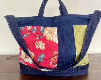 Borsa a tracolla Tessuto riciclato Denim floreale ed ecologico dal design esclusivo tessuti patchwork unici di seconda vita