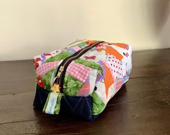 Borsa da toilette ecologica in patchwork riciclato, design unico ed esclusivo, treccia di medie dimensioni