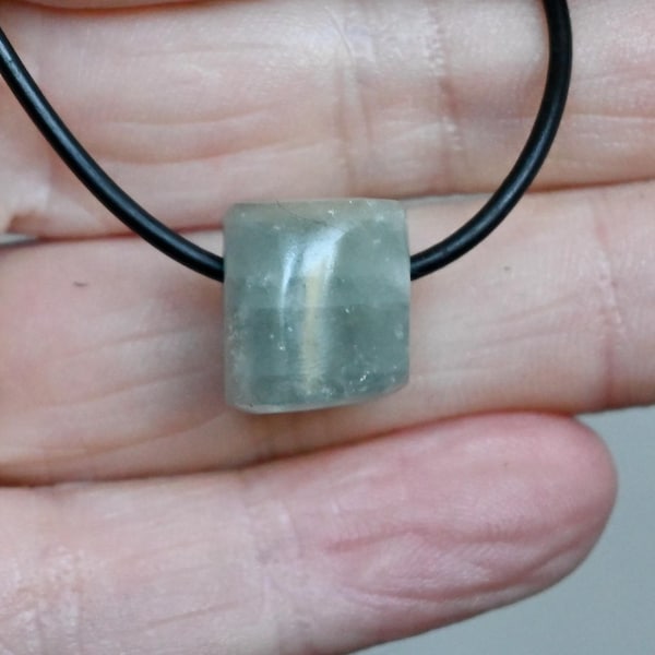 Hermoso y pequeño colgante de CRISTAL DE ZAFIRO verde