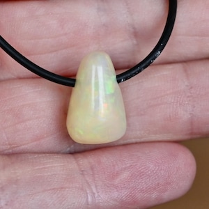 Very beautiful, small Ethiopian WELO-OPAL pendant