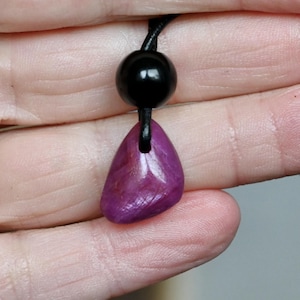 Zeer mooie, kleine onbehandelde RUBY-hanger