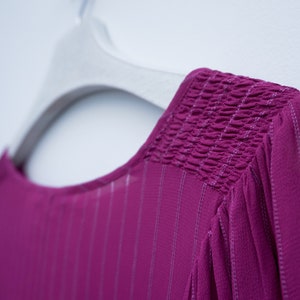 Chemise légère douce en viscose tissu tombant couleur fuchsia manches chauve souris bouffantes épaules beaux détails froncés aux épaules image 3