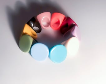 Anillo gigante de resina oversize en varios colores rojo azul negro verde amarillo rosa naranja