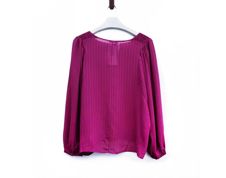 Chemise légère douce en viscose tissu tombant couleur fuchsia manches chauve souris bouffantes épaules beaux détails froncés aux épaules image 2