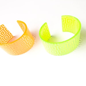 Bracelets jonc vintage large en plexi-glass épais au motif géométrique en 2 couleurs vert fluo orange fluo