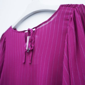 Chemise légère douce en viscose tissu tombant couleur fuchsia manches chauve souris bouffantes épaules beaux détails froncés aux épaules image 8