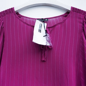 Chemise légère douce en viscose tissu tombant couleur fuchsia manches chauve souris bouffantes épaules beaux détails froncés aux épaules image 6