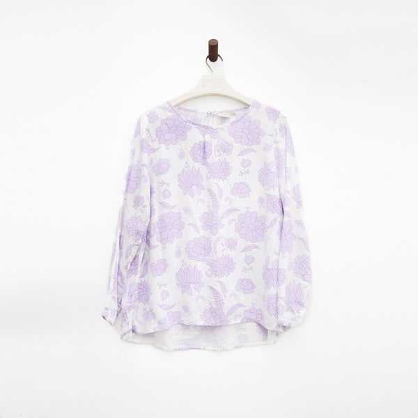 Chemise douce et légère pas transparente tissus tombante au délicates couleur blanc aux fleurs mauves manches longues