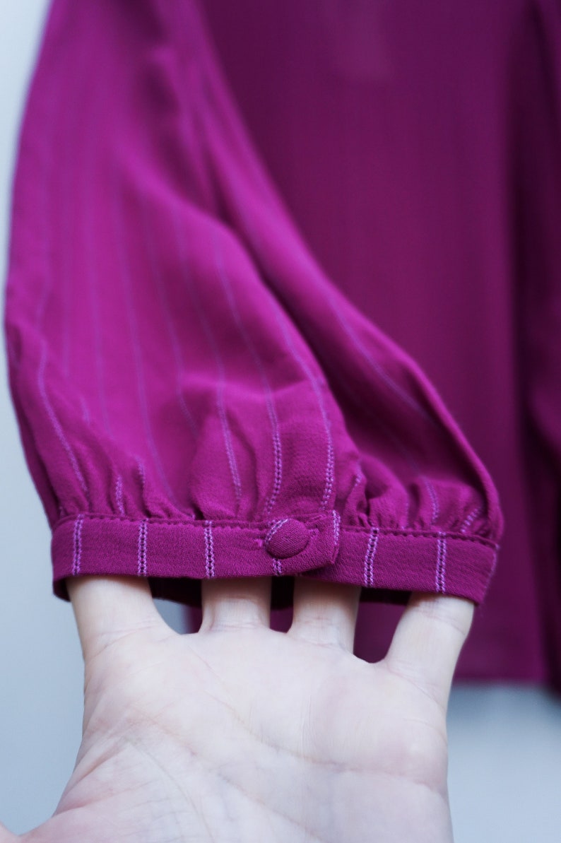 Chemise légère douce en viscose tissu tombant couleur fuchsia manches chauve souris bouffantes épaules beaux détails froncés aux épaules image 7