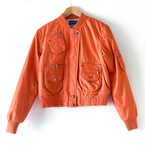 Blouson Bomber orange mi-saison aux multiple poches à rabat avec une doublure la veste originale