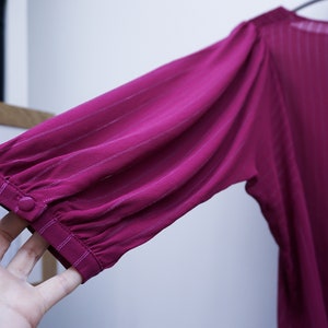 Chemise légère douce en viscose tissu tombant couleur fuchsia manches chauve souris bouffantes épaules beaux détails froncés aux épaules image 5