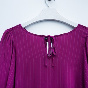 Chemise légère douce en viscose tissu tombant couleur fuchsia manches chauve souris bouffantes épaules beaux détails froncés aux épaules image 9