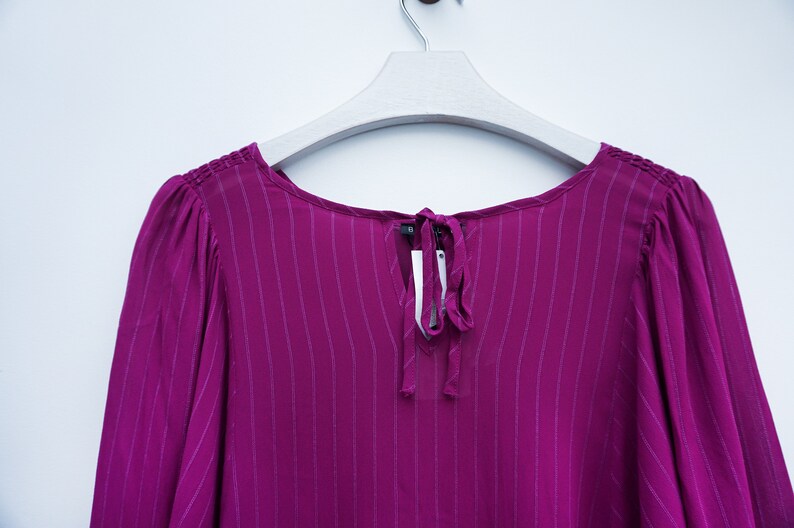 Chemise légère douce en viscose tissu tombant couleur fuchsia manches chauve souris bouffantes épaules beaux détails froncés aux épaules image 9