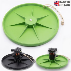 Op de afbeelding: Een groene en zwarte draaitafel met een stervormig ontwerp en een touwhandvat. De draaitafel is gemaakt van plastic en heeft een statiefbevestiging in het midden. De draaitafel is ontworpen om een camera of andere apparatuur te houden.