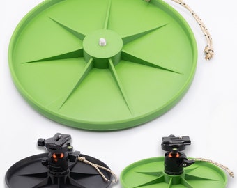 Può includere: Un giradischi verde e nero con un design a forma di stella e un manico in corda. Il giradischi è in plastica e ha un attacco per treppiede al centro. Il giradischi è progettato per contenere una fotocamera o altre attrezzature.
