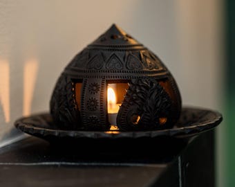 Portavelas negro hecho a mano con placa de arcilla tallada, portavelas de cerámica mate, decoración estilo Japandi, regalo decorativo para el hogar para ella o para él