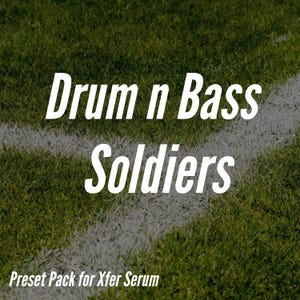Puede incluir: Un gráfico de texto blanco sobre un fondo verde de hierba con una línea blanca. El texto dice "Drum n Bass Soldiers" y "Preset Pack for Xfer Serum".