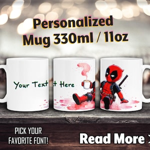 Puede incluir: Taza de cerámica blanca con asa negra. La imagen presenta una caricatura de Deadpool, el texto "Taza Personalizada 330ml", y la opción de añadir texto personalizado. También incluye el texto "¡Elige tu fuente favorita!" y "Leer más >".