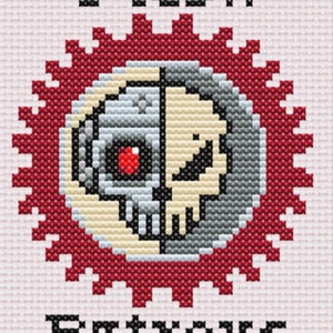 Op de afbeelding: Een ronde rode en witte patch met een schedel- en tandwielontwerp. De tekst "Flesh Betrays" staat boven en onder het ontwerp.