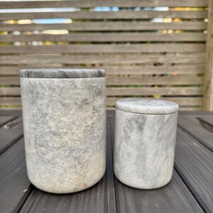 Grijze marmeren kaars, lavendelbloei, sojawas, luxe woondecoratie