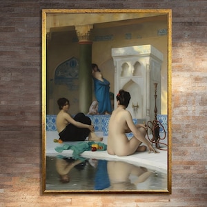 Puede incluir: Una pintura que representa a tres mujeres en una habitación con azulejos y una fuente. Dos mujeres están sentadas en el borde de una piscina, mientras que la tercera mujer está de pie en el fondo. La mujer en primer plano está fumando una pipa de agua.