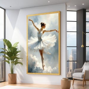 Może przedstawiać: Oprawiony obraz baleriny w białym tutu i pointach na tle chmur. Dzieło sztuki jest oprawione w złotą ramę, dodającą scenie elegancji.