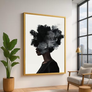 Puede incluir: Una impresión artística enmarcada que presenta el perfil de una persona con una formación similar a una nube que reemplaza su cabello. La obra de arte es principalmente en blanco y negro, con un marco dorado. La persona lleva una camiseta negra.