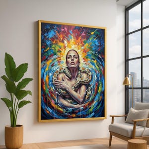 Puede incluir: Una pintura enmarcada representa a una mujer con una serpiente alrededor del cuello. La obra de arte presenta colores vibrantes, incluyendo azules, amarillos y rojos, en un patrón arremolinado. La expresión de la mujer es intensa, y la pintura tiene un marco dorado.
