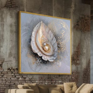 Pode incluir: Uma obra de arte emoldurada com uma concha de ostra 3D com uma pérola. A concha é pintada em tons de branco, bege e dourado, com uma aparência texturizada. O fundo é uma mistura de cinza e dourado, com uma moldura dourada.