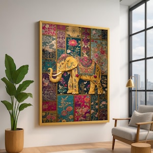 Può includere: Un'opera d'arte incorniciata con un elefante dorato dai dettagli intricati, su uno sfondo di patchwork di tessuti floreali e fantasia nei toni del verde acqua, rosa e viola. L'opera è racchiusa in una cornice dorata.