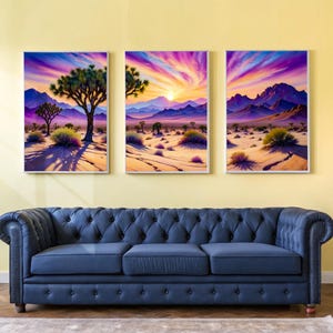 Op de afbeelding: Een drieluik van kunstafdrukken van een woestijnlandschap. Elke ingelijste print toont een levendige zonsondergang boven een woestijnscène met Joshua-bomen, bergen en zand. Het kleurenpalet omvat paarse, oranje en gele tinten.