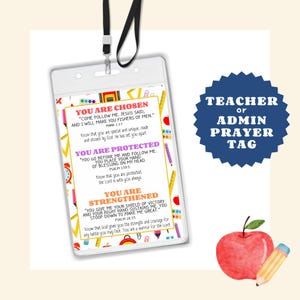 Puede incluir: Una etiqueta de oración colorida con un cordón para maestros o administradores. La etiqueta presenta citas inspiradoras de la Biblia, que incluyen "Eres elegido", "Eres protegido" y "Eres fortalecido".
