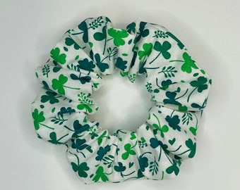 Klavertje vier print scrunchie