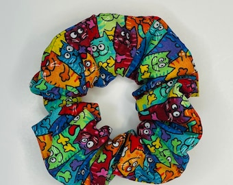 Kleurrijke kattenscrunchie