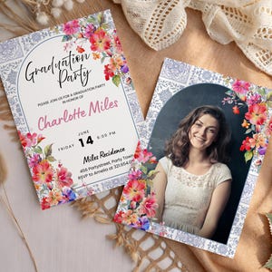 Carrelage bleu méditerranéen, modèle d'invitation à la fête de remise des diplômes floral, promotion 2025, flyer d'invitation aux finissants imprimable Boho rose orange fleurs sauvages